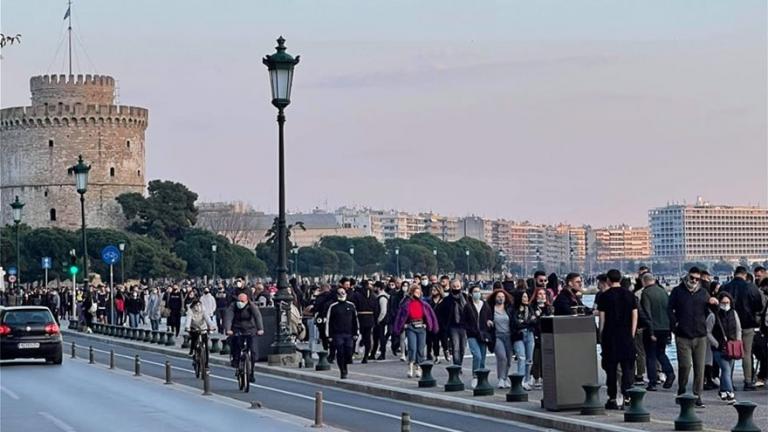 Θεσσαλονίκη: Αδιανόητες εικόνες στην παραλία παρά την αύξηση των κρουσμάτων (ΦΩΤΟ)