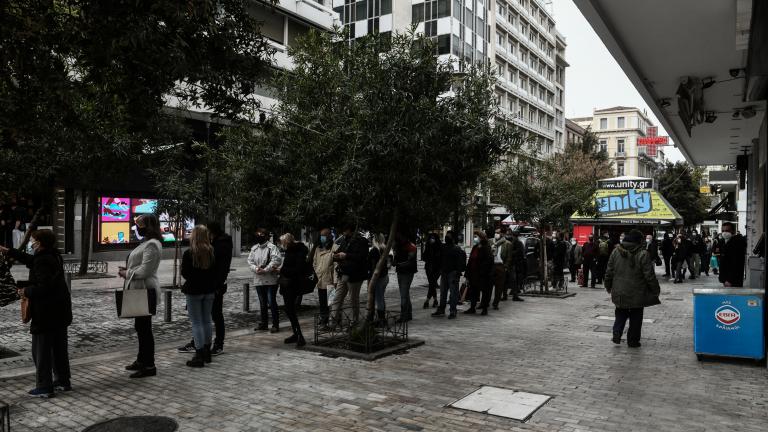 Τεράστιες ουρές για rapid test στην Ερμου (ΦΩΤΟ)