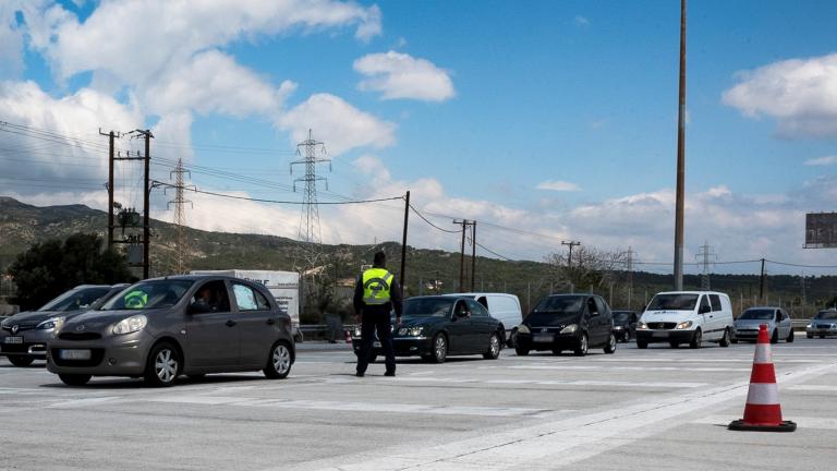Ολο το 24ωρο γίνονται εντατικοί έλεγχοι στα σημεία εξόδου - Εκατοντάδες οδηγοί υποχρεώνονται σε αναστροφή