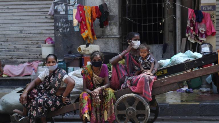 Ινδία: Παγκόσμιο ρεκόρ κρουσμάτων και 2.104 θάνατοι μέσα σε 24 ώρες	