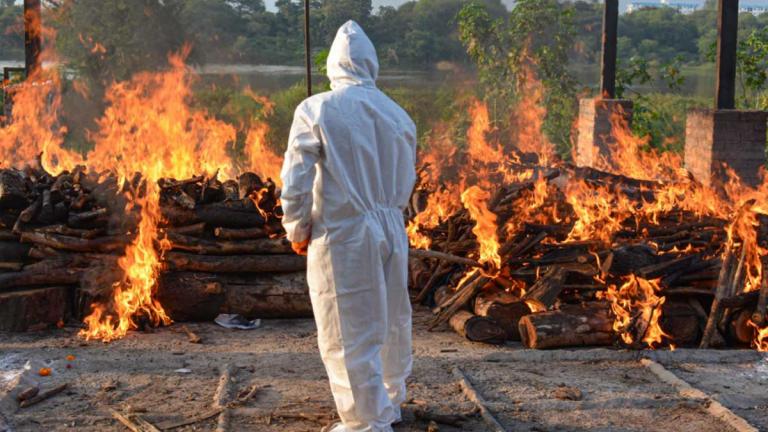 Σφαγή στην Ινδία από το νέο στέλεχος του ιού - Καίνε νεκρούς σε κρεματόρια μέρα-νύχτα (ΒΙΝΤΕΟ)