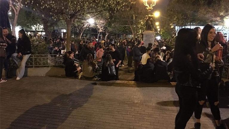 Ο κακός χαμός στις πλατείες από τα πάρτι χθες βράδυ - Πάνω από 1.000 άτομα στην Κυψέλη ξανά