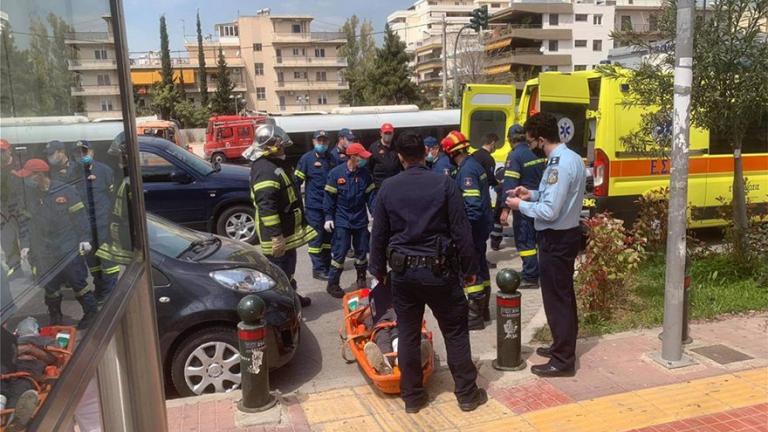 Δύο περιστατικά πτώσεων ατόμων στις γραμμές του μετρό σημειώθηκαν το μεσημέρι της Παρασκευής, σε διάστημα μικρότερο της μιας ώρας.   Το πρώτο συμβάν κατεγράφη στον σταθμό Πανόρμου, περίπου στις 12:30, όπου έσπευσαν 9 πυροσβέστες με τρία οχήματα για να απεγκλωβίσουν μια γυναίκα, η οποία ανασύρθηκε χωρίς τις αισθήσεις της.   Λίγο αργότερα, στις 13:20, ένας άνδρας έπεσε στις γραμμές του μετρό στον Χολαργό. Ανασύρθηκε ζωντανός από ισάριθμες δυνάμεις της πυροσβεστικής και παρελήφθη από διασώστες του ΕΚΑΒ. 