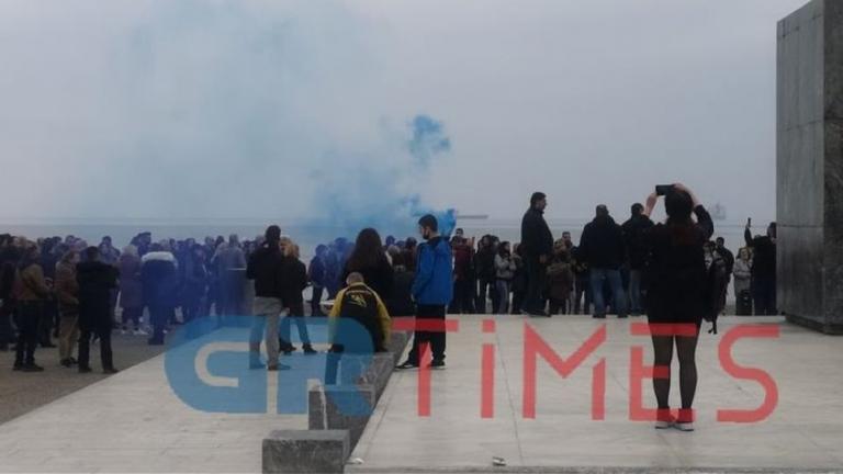 Θεσσαλονίκη: «Ψεκασμένοι» μαζεύτηκαν στην παραλία κατά των self test και των εμβολίων