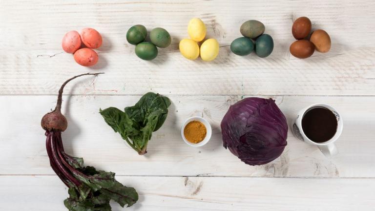 Βάφουμε τα πιο υπέροχα οικολογικά πασχαλινά αυγά με τις οδηγίες του Άκη Πετρετζίκη