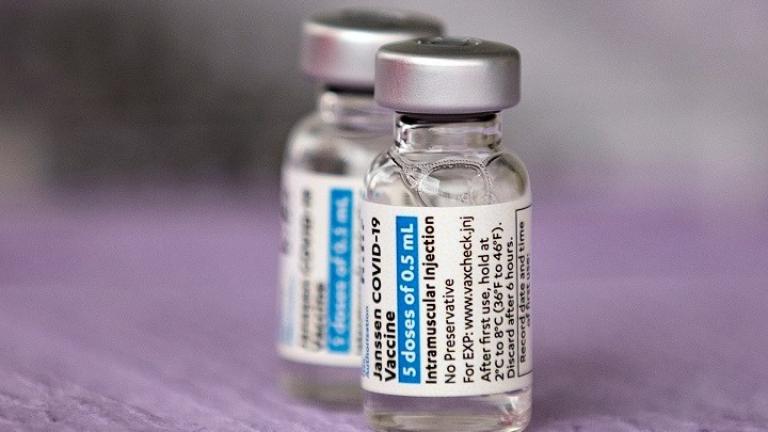 Ο ΕΜΑ εξετάζει τις αναφορές για θρόμβους σε γυναίκες που εμβολιάστηκαν με το σκεύασμα της Johnson & Johnson