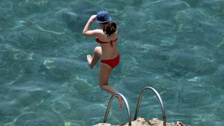 Οι υψηλές θερμοκρασίες οδήγησαν τον κόσμο στις παραλίες - Στην Κρήτη το θερμόμετρο άγγιξε τους 39,1 βαθμούς Κελσίου (ΦΩΤΟ)