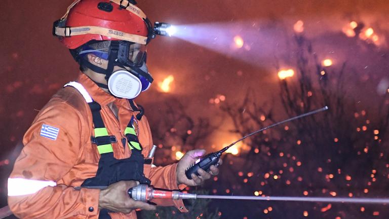 Φωτιά στην Κορινθία: Δύσκολη μάχη με τη φωτιά για δεύτερη νύχτα
