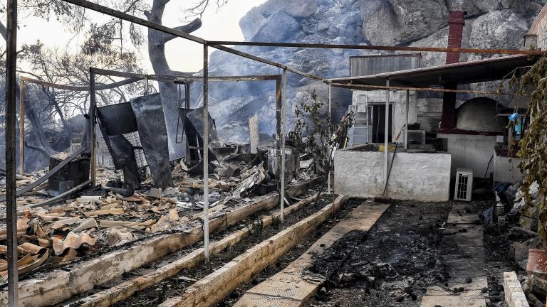 Φωτιά στην Κορινθία: Έκκληση της Πολιτικής Προστασίας μέσω 112 για απομάκρυνση των κατοίκων - Συνεχίζει η φωτιά να καίει πυκνό πευκοδάσος
