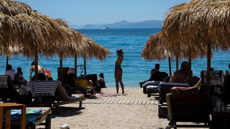 Κοσμοσυρροή στις παραλίες της Αττικής και της Θεσσαλονίκης (ΒΙΝΤΕΟ) 