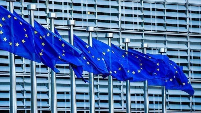 Δεχόμενη πιέσεις, η ΕΕ παρουσιάζει σχέδιο για την αύξηση της παραγωγής εμβολίων	