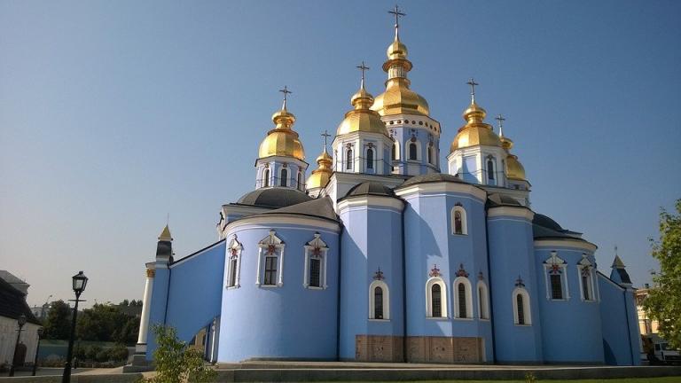 "Πόλεμος" και καταλήψεις ναών στην Ουκρανία με μεθόδους μαφίας 
