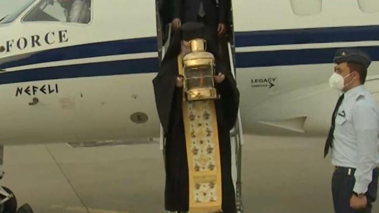 Σεμνά και ταπεινά έφτασε στην Αθήνα το Άγιο Φως