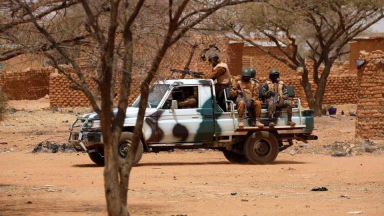 Μακελειό με «πολλές δεκάδες» νεκρούς σε επίθεση τζιχαντιστών σε χωριό στην Μπουρκίνα Φάσο