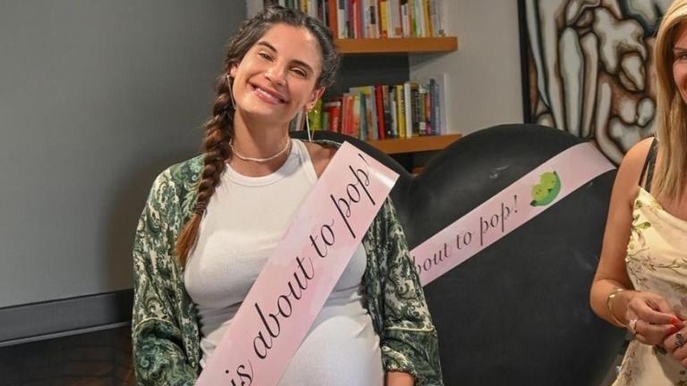 Το Baby shower – έκπληξη από τις φίλες της λίγο πριν γεννήσει