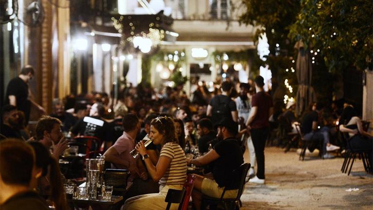 Κοσμοσυρροή στα μπαρ και τα εστιατόρια του κέντρου της Αθήνας το πρώτο Σαββατόβραδο λειτουργίας της εστίασης