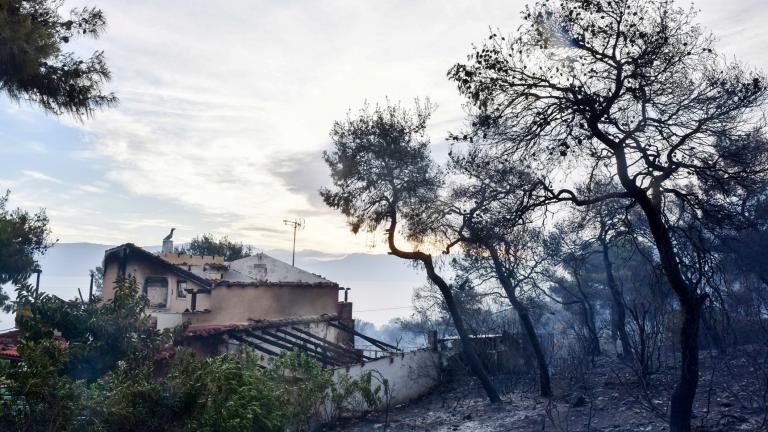 Φωτιά στην Κορινθία: Μαίνεται η πυρκαγιά στα Γεράνεια