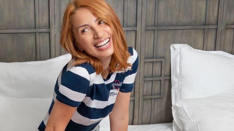 Ποζάρει με εσώρουχα και μας δείχνει την φουσκωμένη της κοιλίτσα