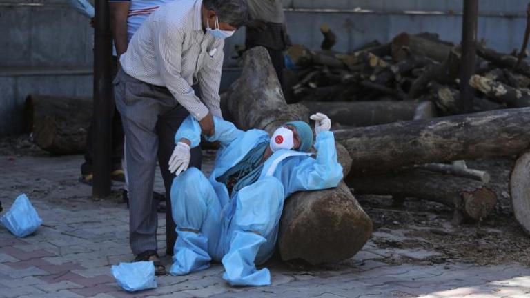 Ινδία: Τραγικό ρεκόρ θανάτων εξαιτίας της COVID-19 