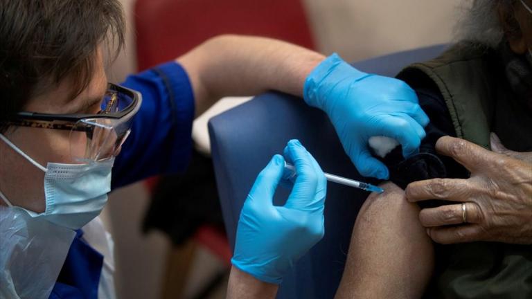 Αλκ. Βατόπουλος: 15 ημέρες μετά την 2η δόση του εμβολίου μπορούμε να νιώθουμε ασφαλείς