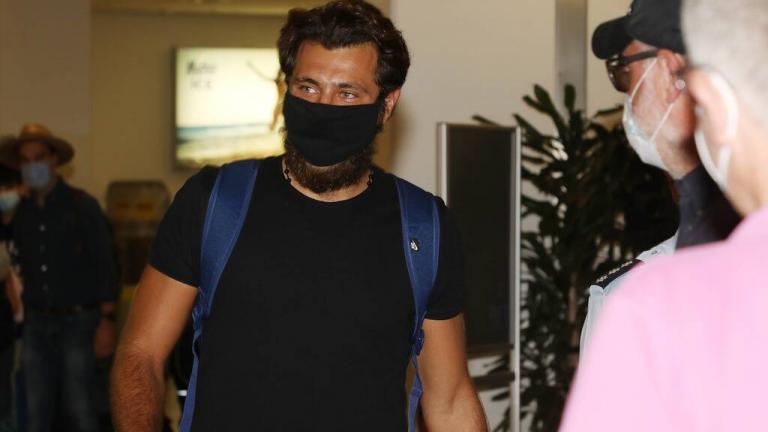 Επέστρεψε στην Ελλάδα μετά την οικειοθελή αποχώρησή του από το Survivor – “Χαμός” στο αεροδρόμιο