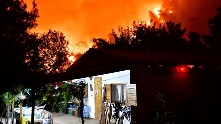 Φωτιά στο Σχίνο Κορινθίας: Ολονύχτια μάχη με τις φλόγες  - Εκκενώθηκαν χωριά