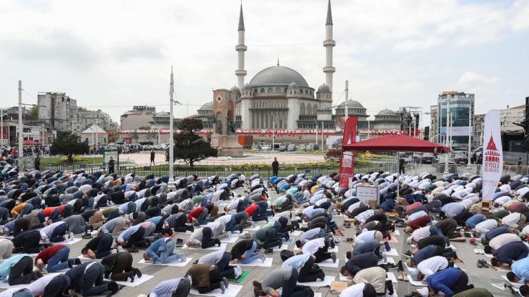 Ο Ερντογάν βυθίζει όλο και πιο βαθιά την Τουρκία στον ισλαμο-συντηρητισμό.
