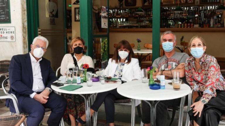 Η ΠτΔ Κατερίνα Σακελλαροπούλου πήγε για καφέ με γιατρούς - Ξαναζούμε μικρές χαρές της καθημερινότητας