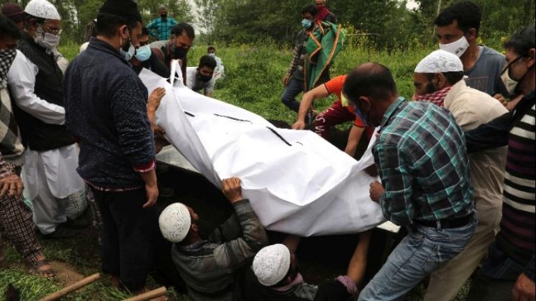 Φρίκη δίχως τέλος στην Ινδία: Ξεβράστηκαν δεκάδες πτώματα πιθανών θυμάτων του κορονοϊού στις όχθες του Γάγγη