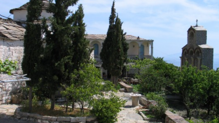 Μονή Ευαγγελισμού Λευκάδος Ικαρίας: Η μονή των αγίων