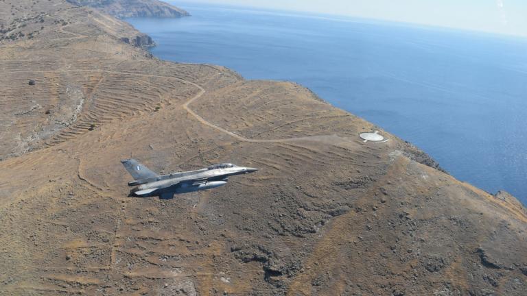 Συμβολική πτήση του Α/ΓΕΕΘΑ με F-16 πάνω απο το μνημείο του ήρωα Νίκου Σιαλμά (ΒΙΝΤΕΟ-ΦΩΤΟ)
