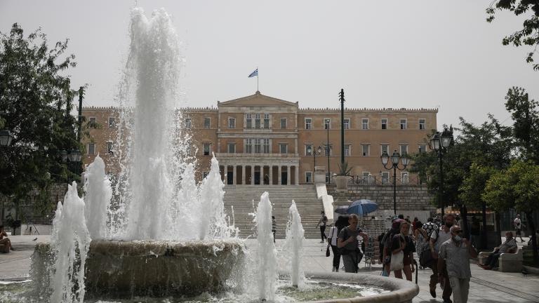 <script src="https://player.glomex.com/integration/1/glomex-player.js"></script><glomex-player data-integration-id="40599z13k80ce6md" data-playlist-id="v-ccdqzne755ld-sf" data-width="588" data-height="330"></glomex-player>