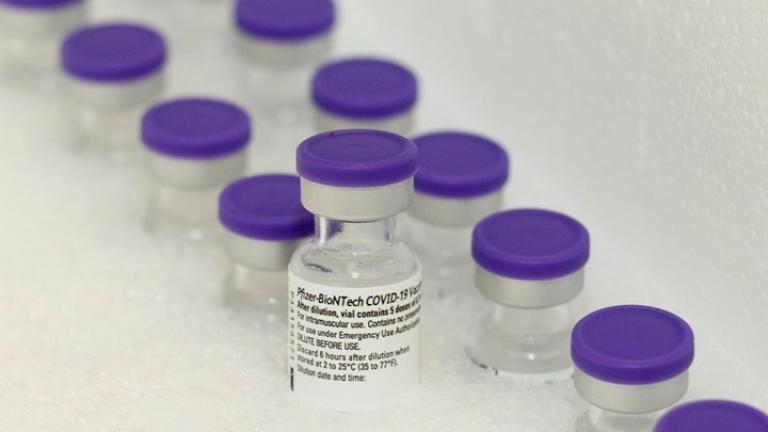 Το εμβόλιο των Pfizer/BioNTech προκαλεί ισχυρότερη ανοσολογική απόκριση από της Sinovac