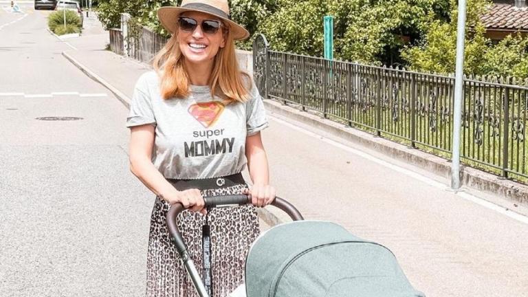 Τα πρώτα της γενέθλια με την κόρη της και η συμβολική τούρτα που έσβησε