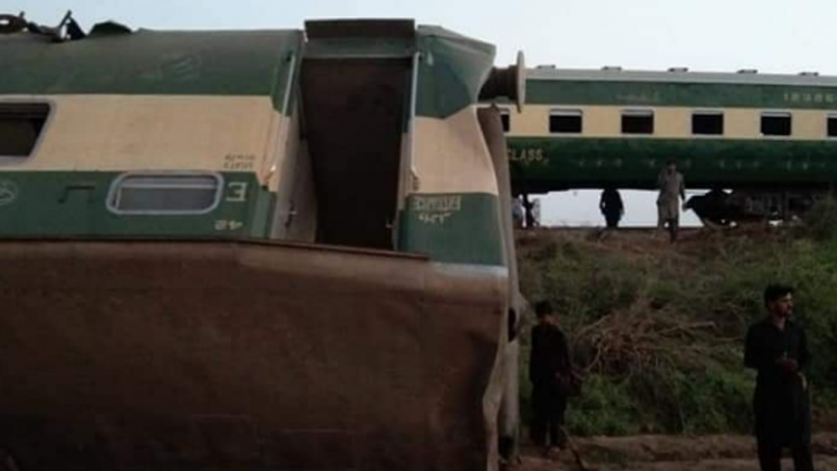 Τραγωδία στο Πακιστάν: Δεκάδες νεκροί σε σιδηροδρομικό δυστύχημα