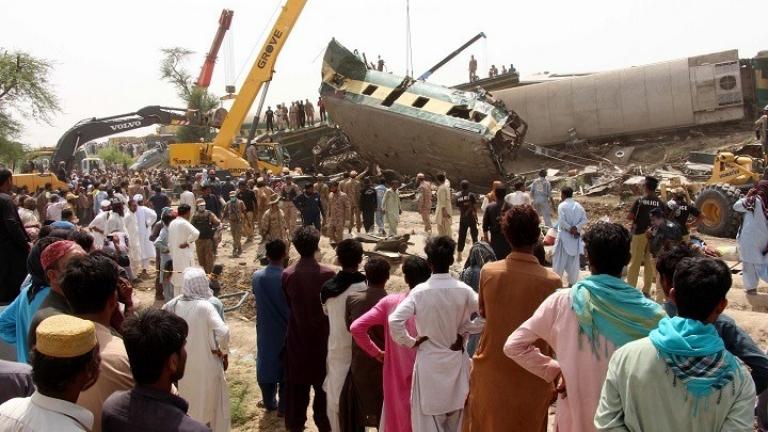 Πακιστάν: Τουλάχιστον 43 νεκροί και δεκάδες τραυματίες από τον εκτροχιασμό και τη σύγκρουση δύο τρένων