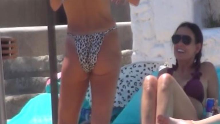 H Ντέμι Μουρ με κοτσιδάκια και κορμί εικοσάρας στη Μύκονο 