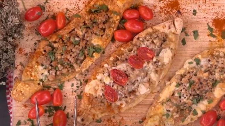 Πεΐνιρλί με χοιρινό και κασέρι από τον Γιώργο Πορφύρη