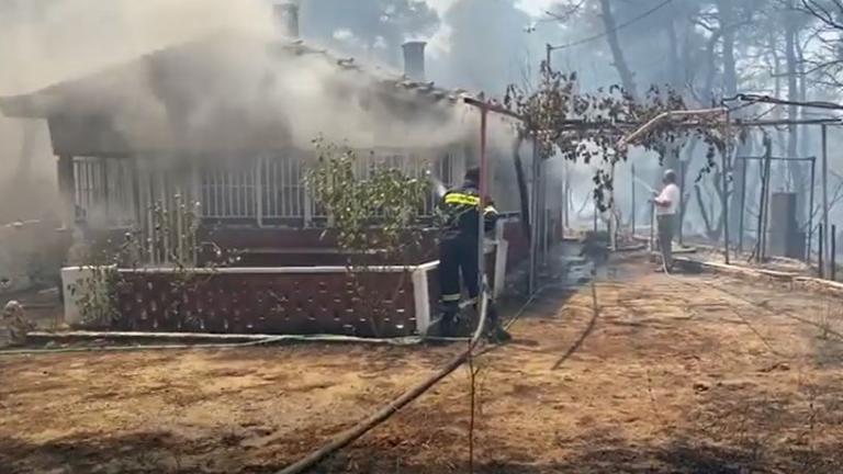 Φωτιά στη Σταμάτα: Καίγονται σπίτια  