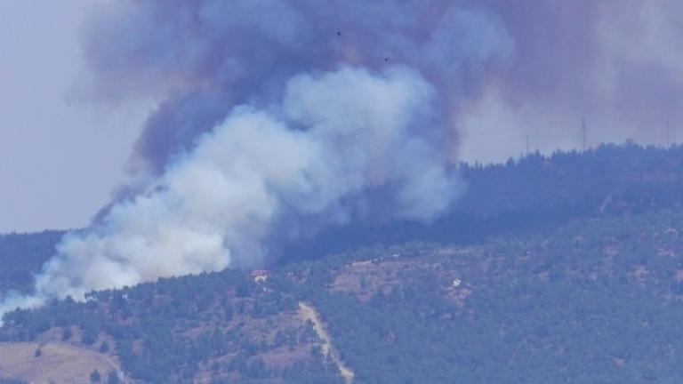 Δυνάμεις των δήμων με οχήματα και εθελοντές συμμετέχουν στις προσπάθειες κατάσβεσης της φωτιάς στο Σέιχ Σου