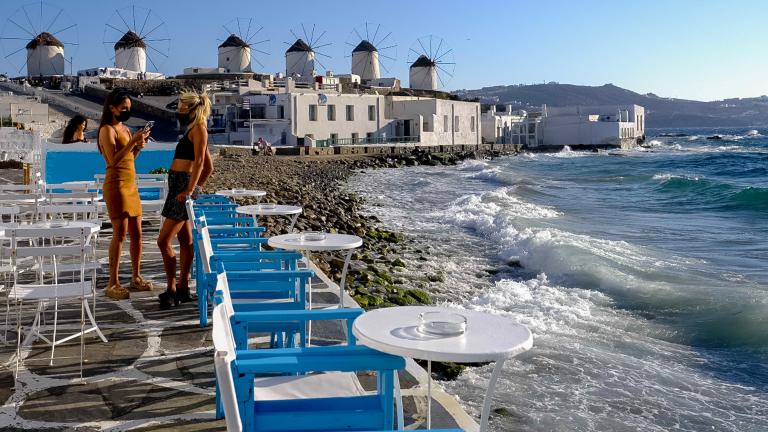 Σε συναγερμό έξι περιοχές της χώρας - Ένα βήμα πριν τα πρώτα τοπικά lockdown