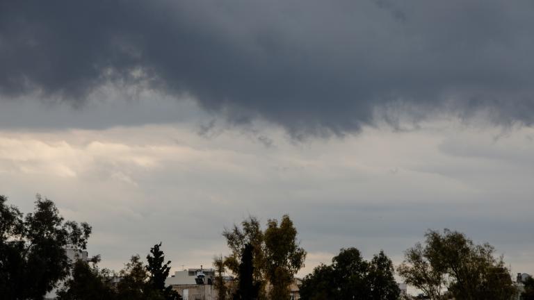 Τοπικές βροχές και σποραδικές καταιγίδες πιθανώς ισχυρές προβλέπονται στην Ήπειρο, τη δυτική και κεντρική Μακεδονία, τη Θεσσαλία και τη Στερεά.  Στα υπόλοιπα ηπειρωτικά και το Ιόνιο προβλέπονται τοπικές νεφώσεις με πρόσκαιρους όμβρους, ενώ στην υπόλοιπη χώρα γενικά αίθριος καιρός. Οι άνεμοι θα πνέουν στα δυτικά και τα νότια δυτικοί βορειοδυτικοί 4 με 6 μποφόρ, στην υπόλοιπη χώρα μεταβλητοί 3 με 4 και πρόσκαιρα τις πρωινές ώρες στα βορειοανατολικά βορειοανατολικοί έως 5 μποφόρ. Η θερμοκρασία θα σημειώσει πτώ