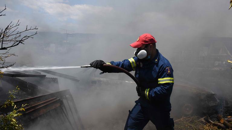 Μεγάλη φωτιά στο βολο