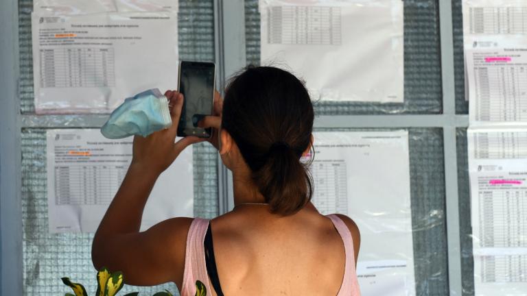 Χαμόγελα για τους επιτυχόντες των πανελλαδικών εξετάσεων - Τι αποκαλύπτουν για την επιτυχία τους