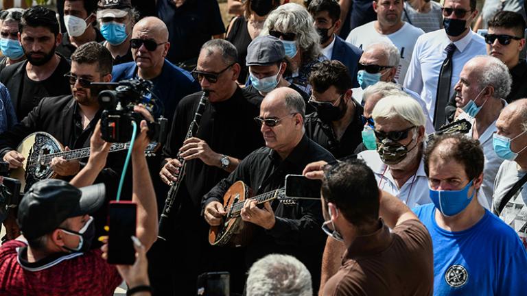 Πλήθος κόσμου είπε το τελευταίο αντίο στον Τόλη Βοσκόπουλο-Ήταν ένα αηδόνι στις αυλές όλων μας
