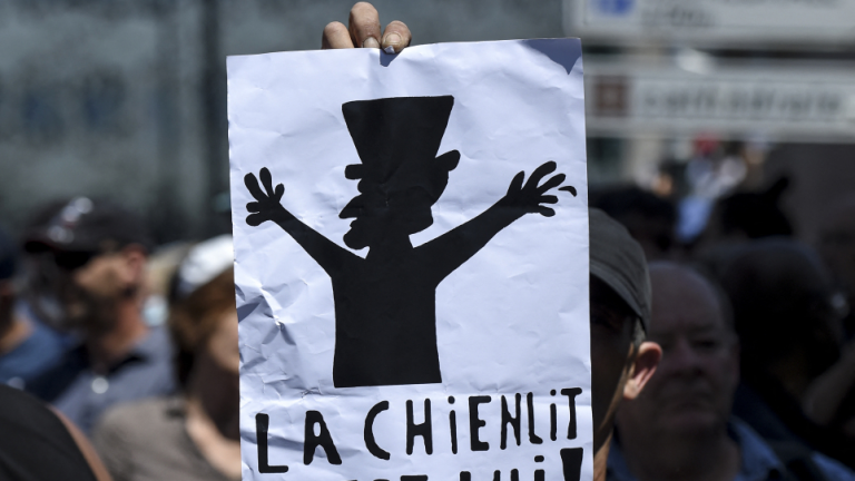 Αρνητές του κορονοϊού και του εμβολιασμού διαδήλωσαν σε Γαλλία και Ιταλία