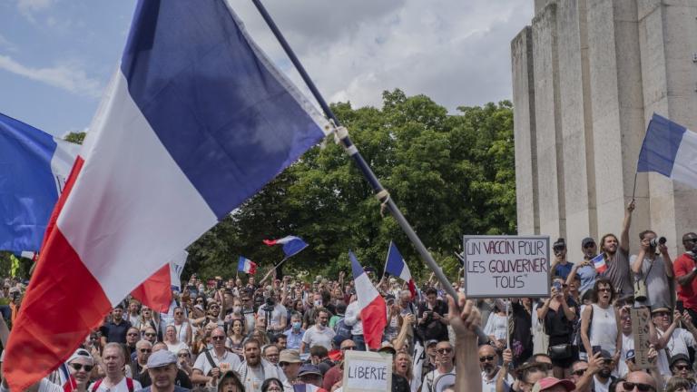 Γαλλία-Covid-19: Διαδηλώσεις στο Παρίσι και σε άλλες πόλεις κατά του πιστοποιητικού υγείας 