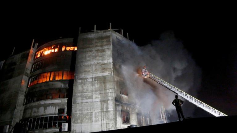 Μπανγκλαντές: Περισσότεροι από 50 νεκροί από πυρκαγιά σε εργοστάσιο, η φωτιά εξακολουθεί να μαίνεται	