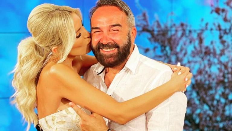 Αυλαία έριξε το μεσημέρι της Παρασκευής η εκπομπή “Ευτυχείτε” μέσα από τη συχνότητα του Open.  Η παρουσιάστρια Κατερίνα Καινούργιου συγκινημένη και με δάκρυα στα μάτια αποχαιρέτησε τους τηλεθεατές για το καλοκαίρι και ανανέωσε το ραντεβού μαζί τους για τον Σεπτέμβριο.  Λίγο πριν πέσουν οι τίτλοι τέλους, η Κατερίνα Καινούργιου ανακοίνωσε πως η συνεργασία της με τον Γρηγόρη Γκουντάρα ολοκληρώνεται.  «Η συνεργασία μου με τον Γρηγόρη Γκουντάρα τελειώνει εδώ. Η συνεργασία μου μαζί του με έκανε καλύτερη παρουσιάσ