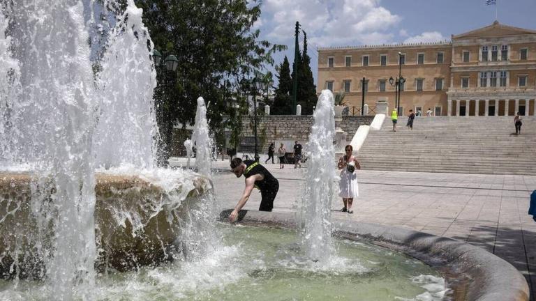 Στα ύψη ανέβηκε ο υδράργυρος και σήμερα, με τη θερμοκρασία να ξεπερνά τους 44 βαθμούς Κελσίου